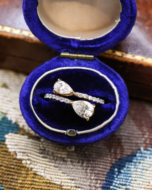 An unusual 18 ct White Gold (stamped), two stone Diamond Twist Ring, set with two Pear Shaped Diamonds & 14 small Round Brilliant Cut Diamonds to the separated shoulders. Circa 1990. - Robin Haydock Antique Jewellery