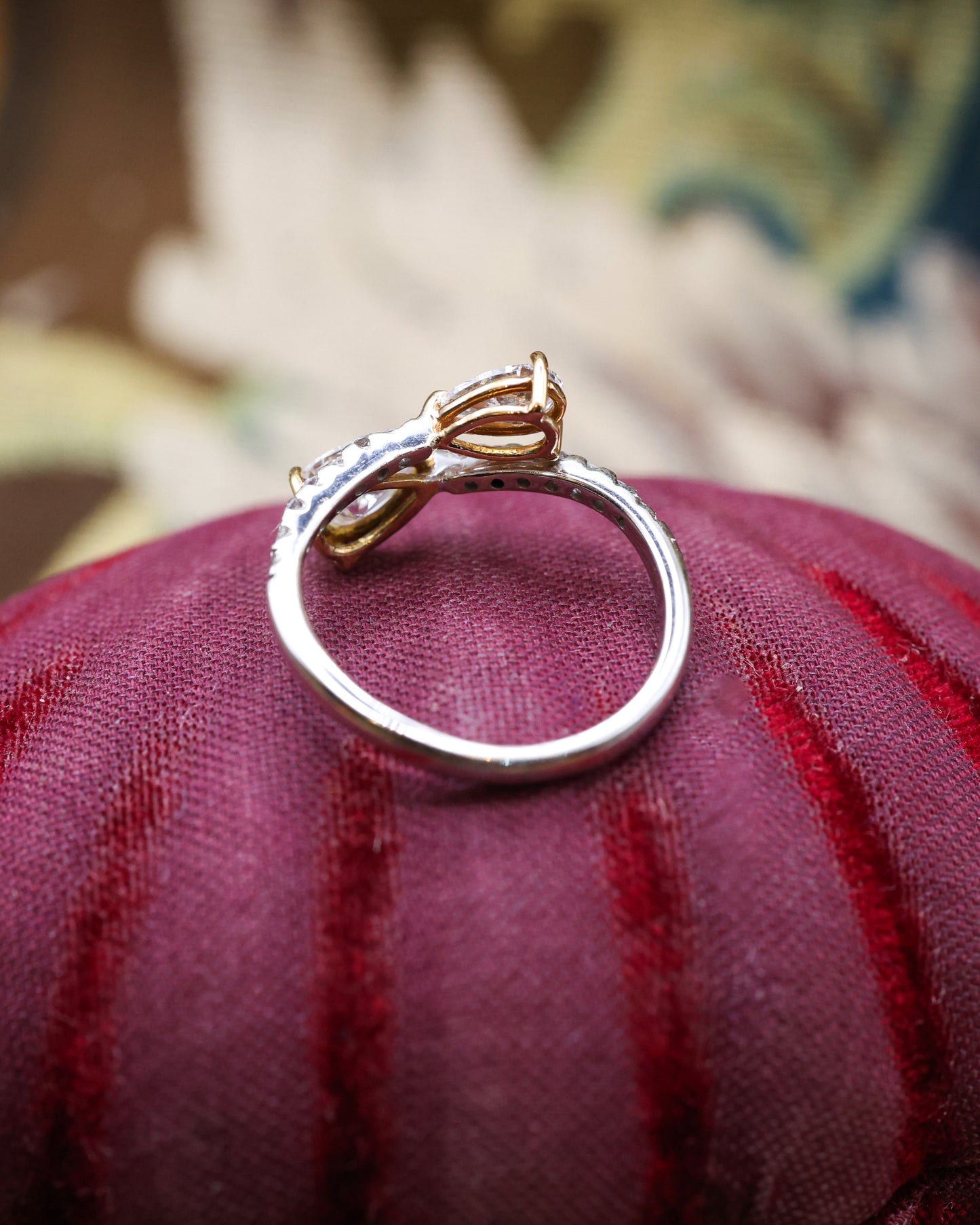 An unusual 18 ct White Gold (stamped), two stone Diamond Twist Ring, set with two Pear Shaped Diamonds & 14 small Round Brilliant Cut Diamonds to the separated shoulders. Circa 1990. - Robin Haydock Antique Jewellery