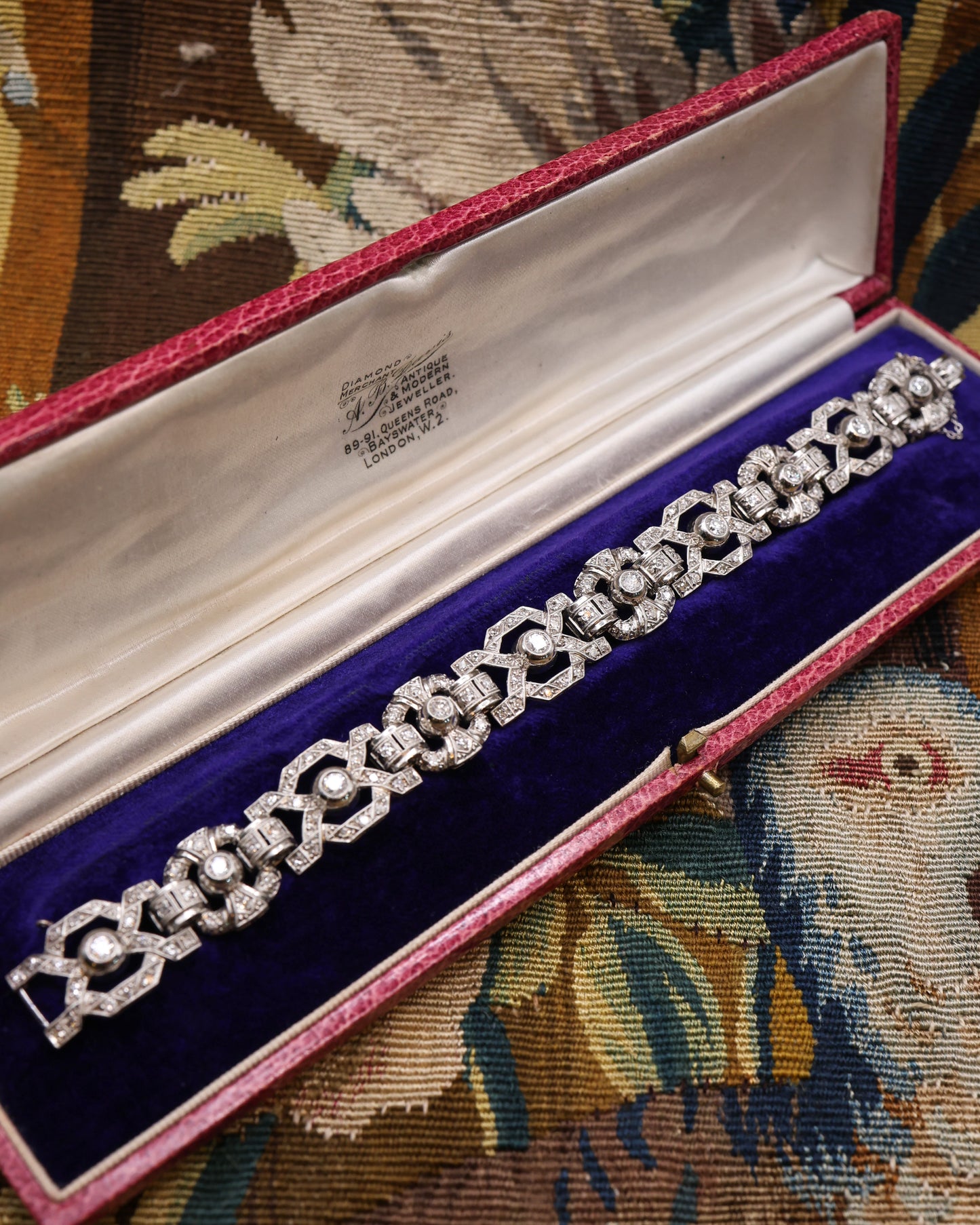 A vey fine Architectural, Art Deco Diamond Bracelet in tested Platinum. Plausibly English. Circa 1930.