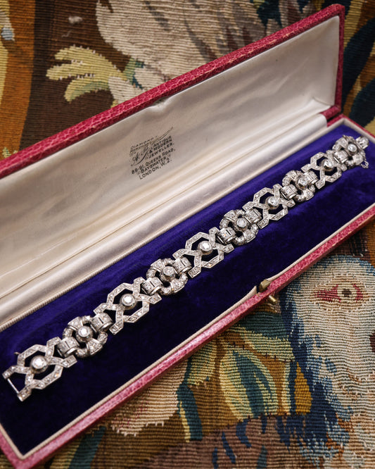 A vey fine Architectural, Art Deco Diamond Bracelet in tested Platinum. Plausibly English. Circa 1930.
