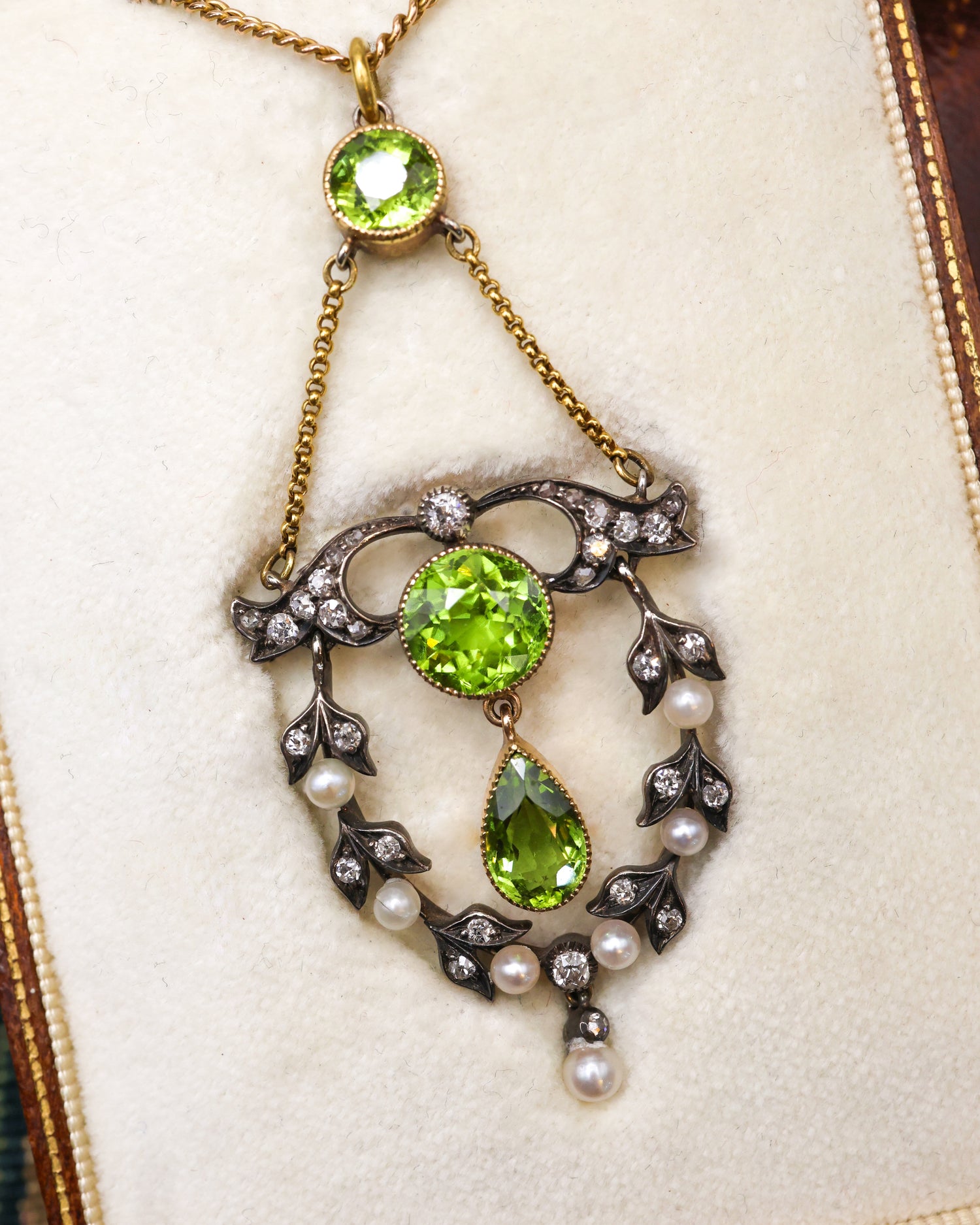Necklaces & Parures