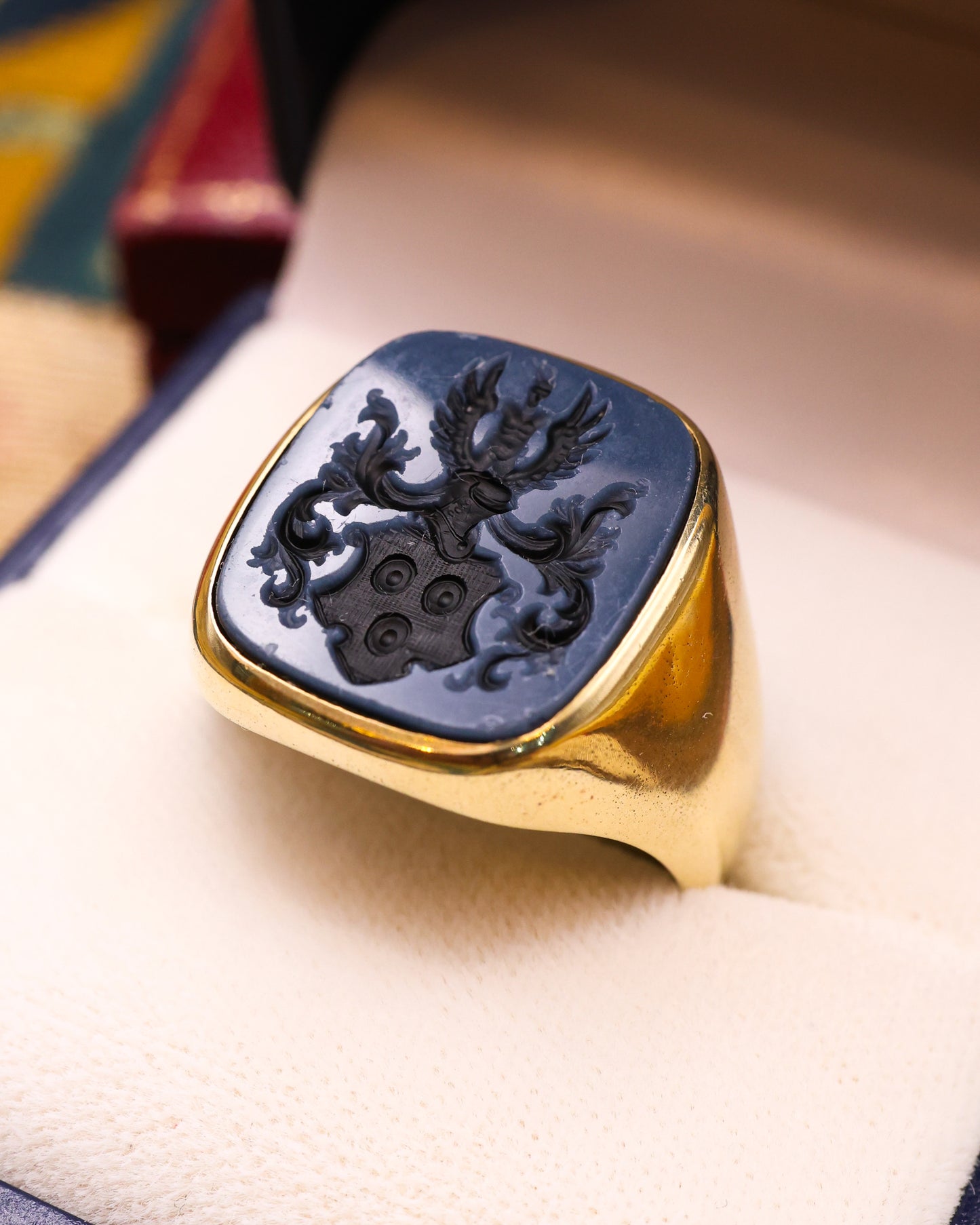 A very fine 14 ct Yellow Gold (marked 585), Sardonyx Signet ring with Armorial, Heraldic design. Continental, probably German, Circa 1910.