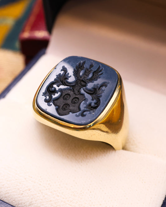 A very fine 14 ct Yellow Gold (marked 585), Sardonyx Signet ring with Armorial, Heraldic design. Continental, probably German, Circa 1910.