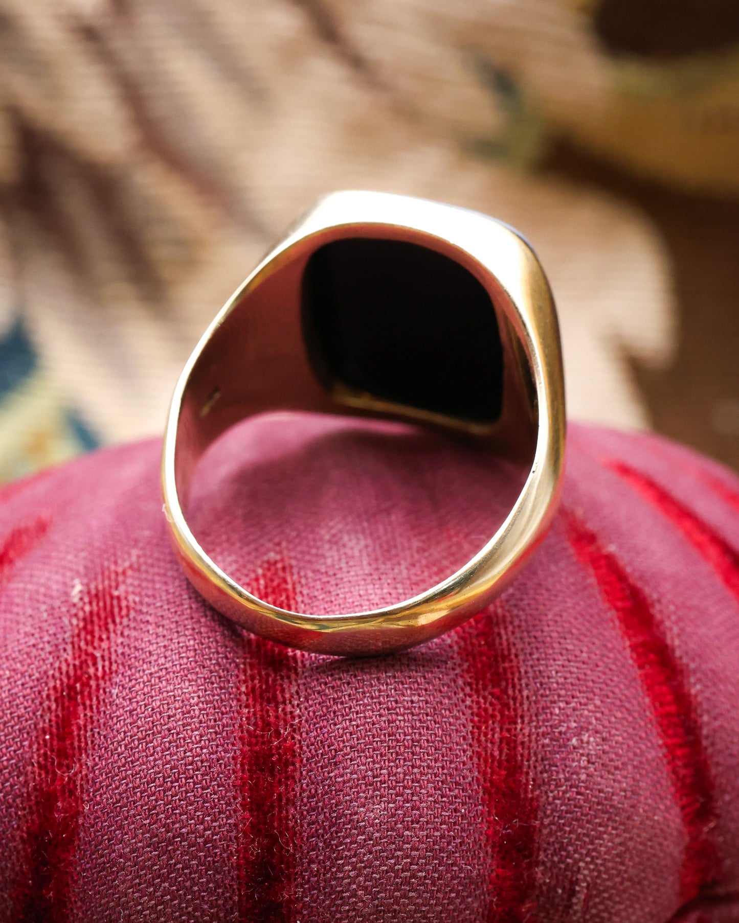 A very fine 14 ct Yellow Gold (marked 585), Sardonyx Signet ring with Armorial, Heraldic design. Continental, probably German, Circa 1910.