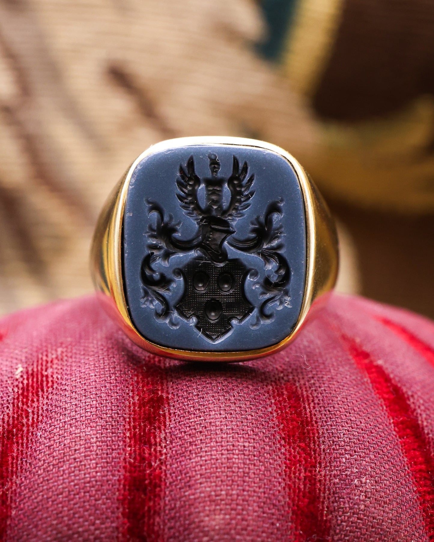 A very fine 14 ct Yellow Gold (marked 585), Sardonyx Signet ring with Armorial, Heraldic design. Continental, probably German, Circa 1910.