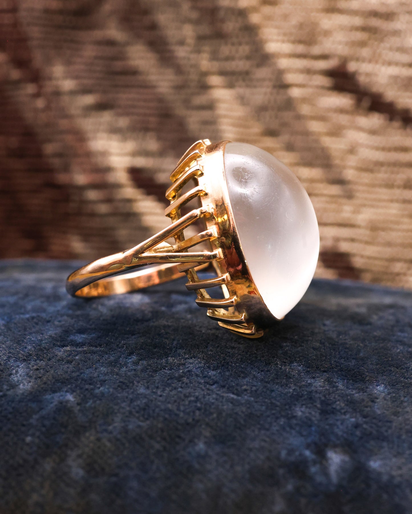 A very fine 14ct (marked), Yellow Gold, Oval Cabochon, Moonstone Dress Ring, Circa 1990