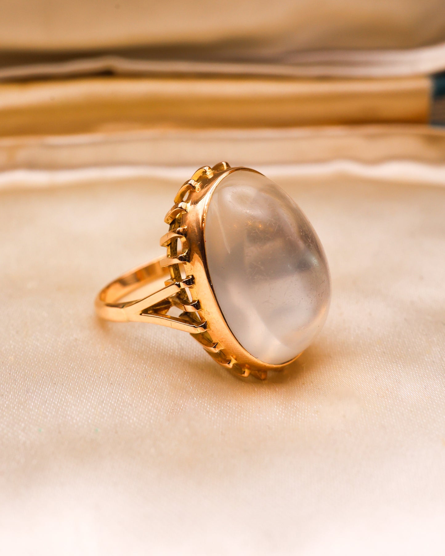 A very fine 14ct (marked), Yellow Gold, Oval Cabochon, Moonstone Dress Ring, Circa 1990