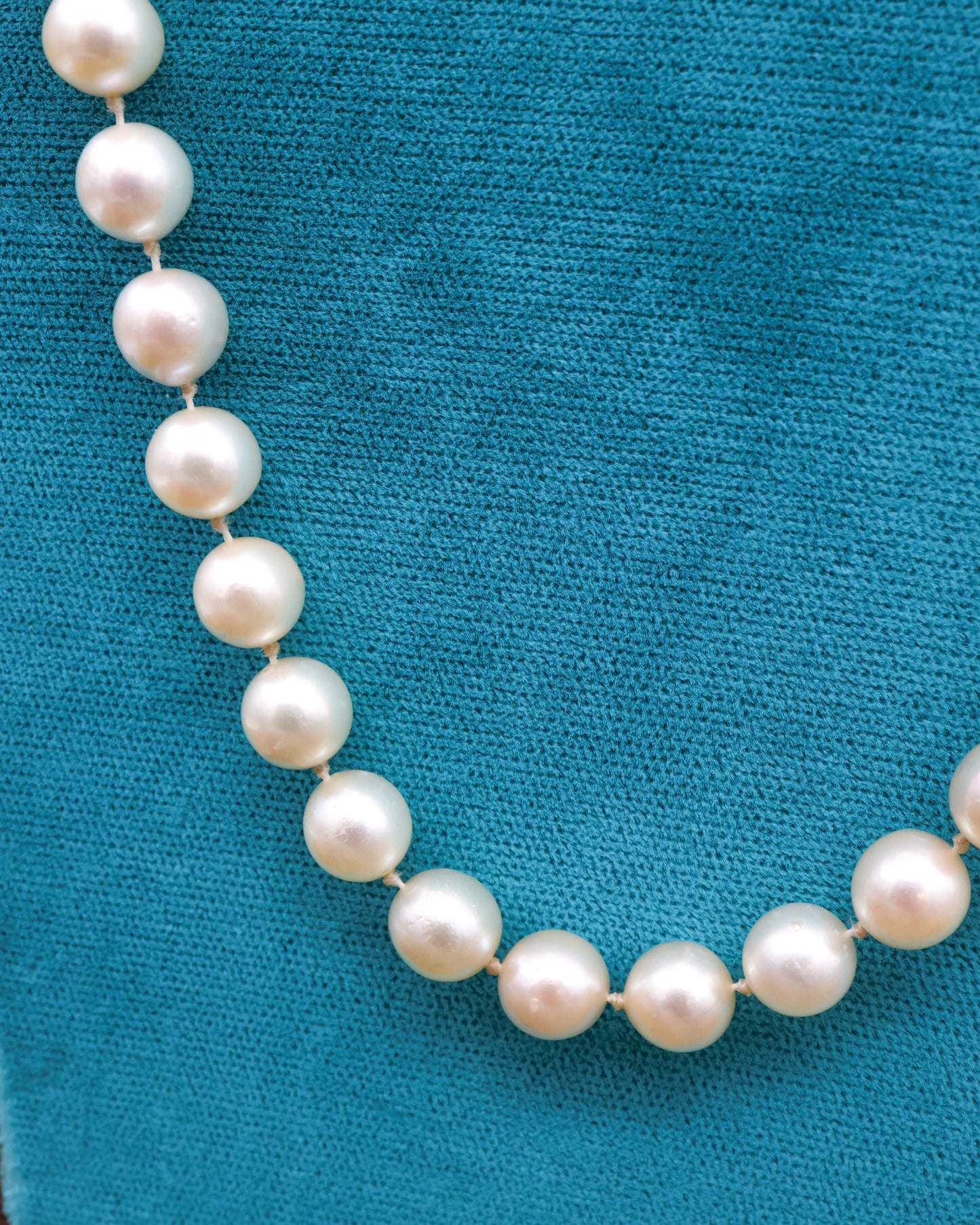 A fine Yellow Gold & Strung Cultured Pearl Necklace, set with four Round Cut Natural Sapphires (0.40 carats) and eighty three Oval and Near Shaped Cultured Pearls. Circa 1960