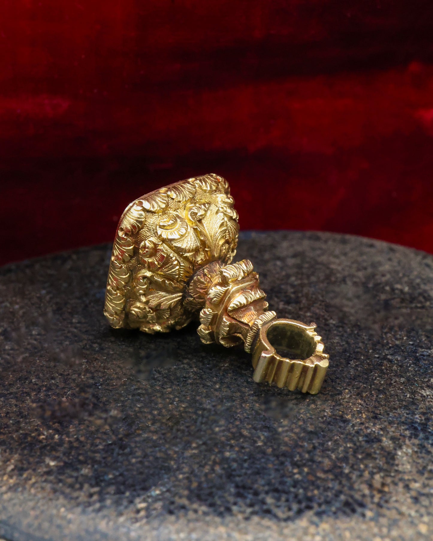 A very fine 15 ct. (tested),Yellow Gold Seal with detailed floral design and a Blood Stone intaglio with oval engraved lozenge & torso. Circa 1830