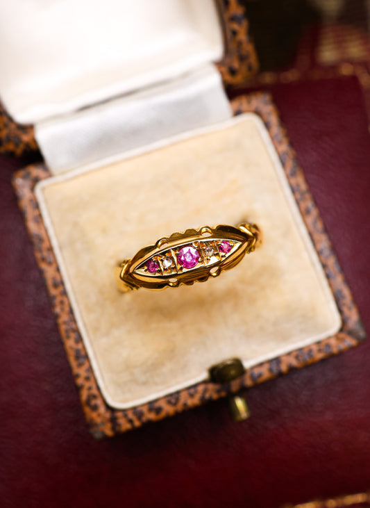A fine Antique Ruby & Diamond Ring, with English Hallmarks (Birmingham). Dated 1918. - Robin Haydock Antiques