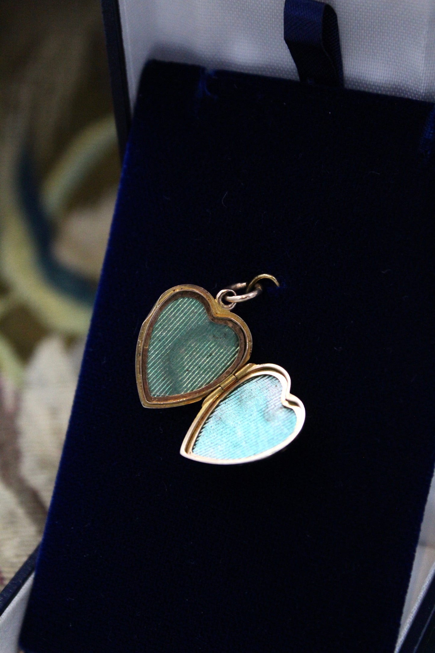 A fine heart shaped 15 carat (Hallmarked), Yellow Gold Heart Shaped Locket. - Robin Haydock Antiques