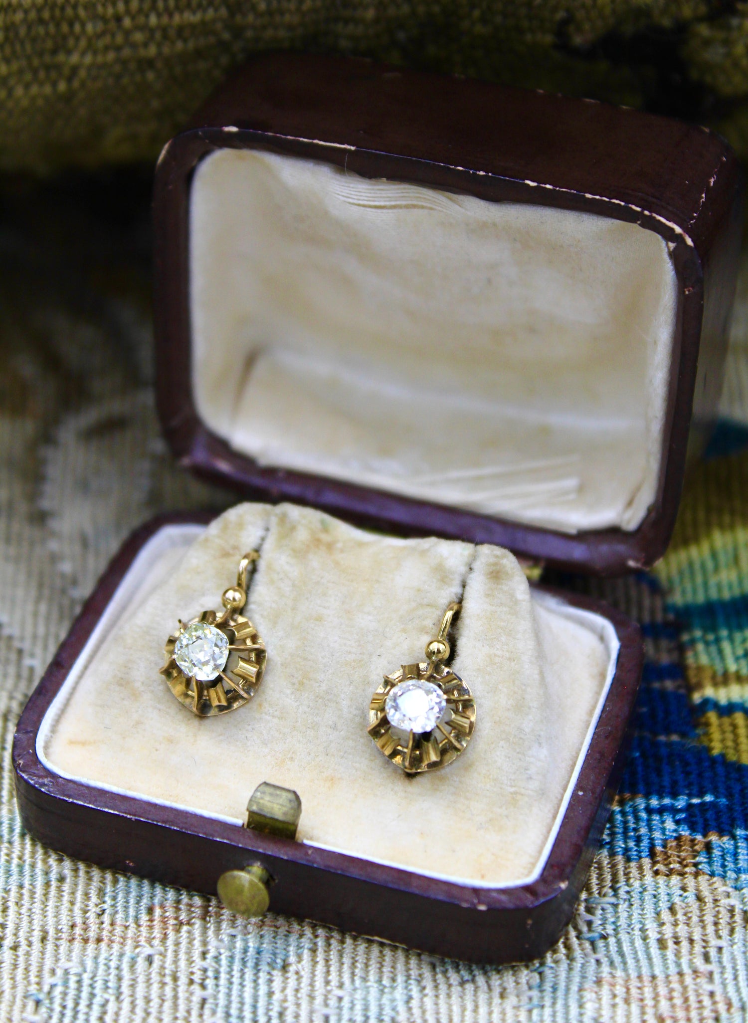 A very fine pair of 1.40 Carats Diamond Drop Earrings set in 15 Carat Yellow Gold, English, Circa 1905 - Robin Haydock Antiques