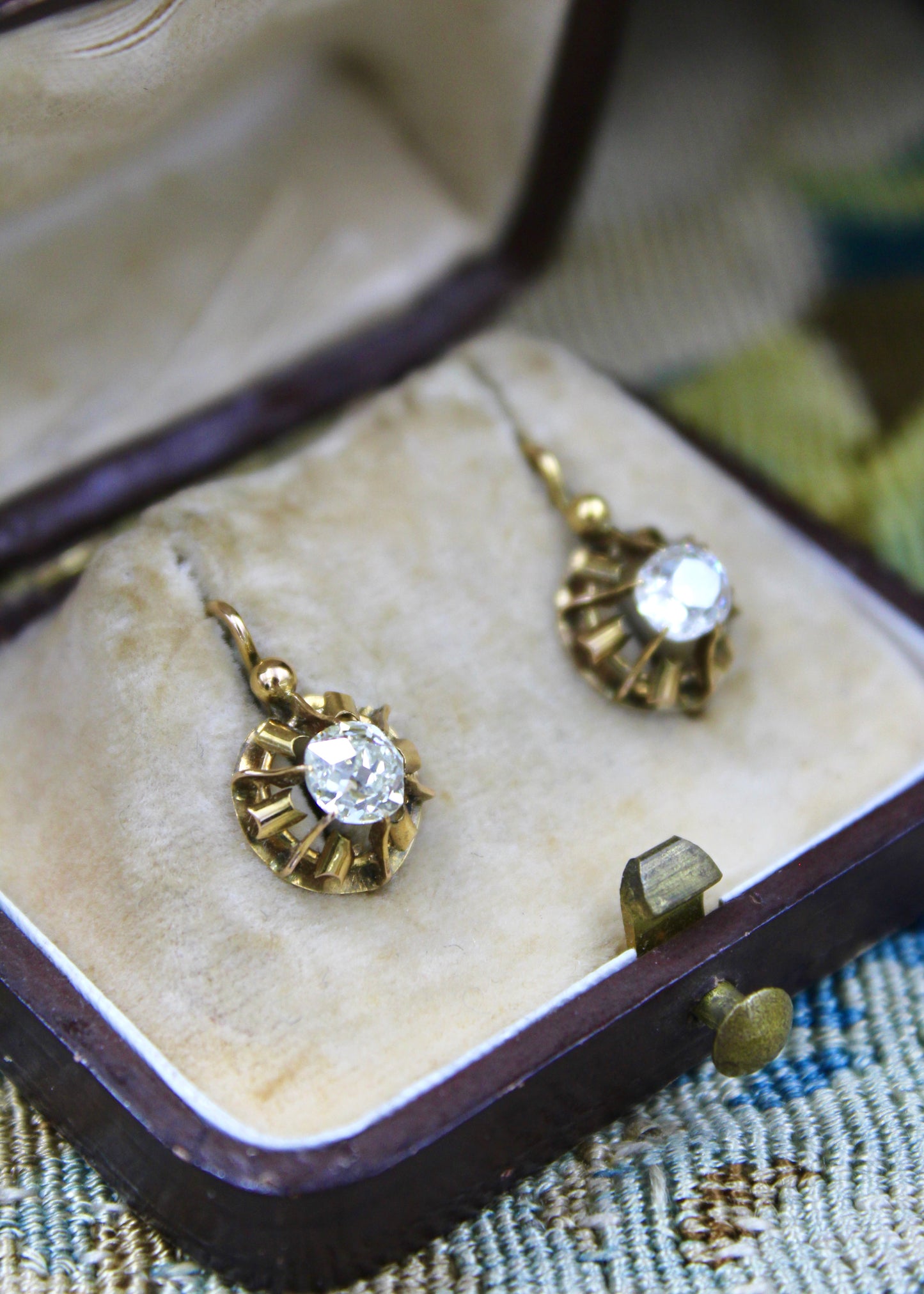 A very fine pair of 1.40 Carats Diamond Drop Earrings set in 15 Carat Yellow Gold, English, Circa 1905 - Robin Haydock Antiques