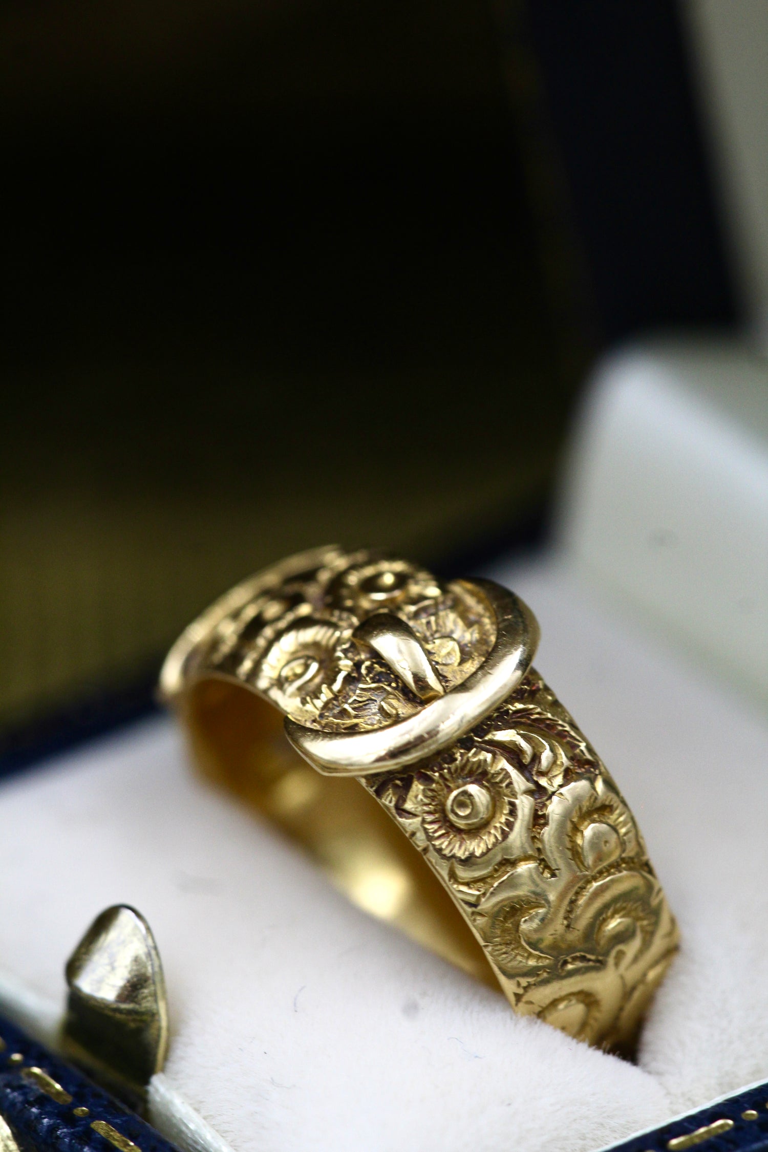 A very fine 18ct Yellow Gold Victorian Hand & Finely Engraved Belt Ring. Hallmarked London 1887 - Robin Haydock Antiques
