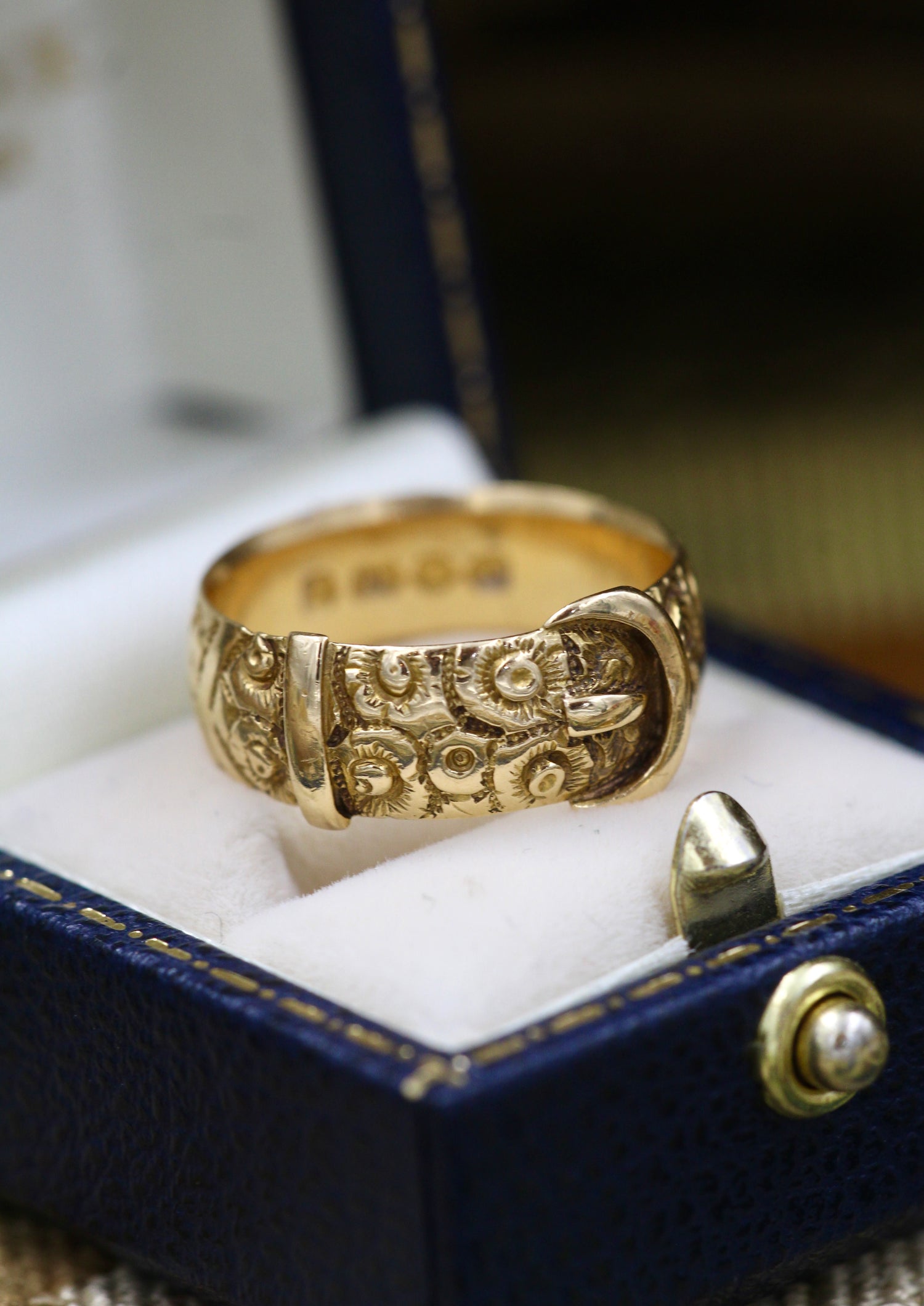 A very fine 18ct Yellow Gold Victorian Hand & Finely Engraved Belt Ring. Hallmarked London 1887 - Robin Haydock Antiques