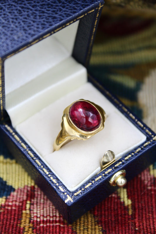 A Luminous Oval Cut Garnet 18 Carat Yellow Gold (marked) Ring, 1936, London (hallmarked) - Robin Haydock Antiques