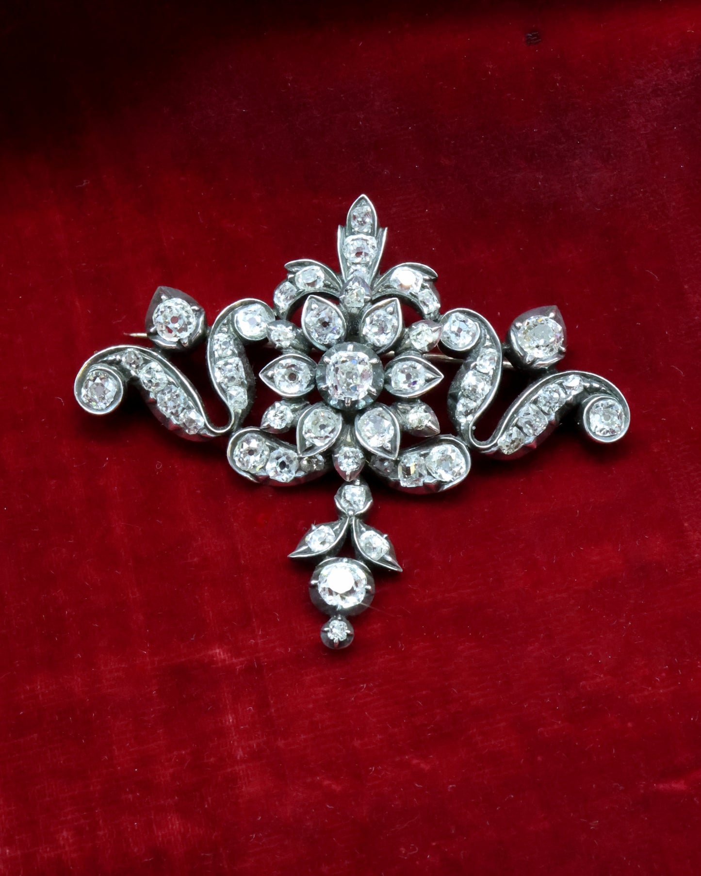 A very fine High Carat Yellow Gold, Silver Tipped, 4.50 Carat Old Mine Cut Diamond Brooch. English Circa 1830 - William IV