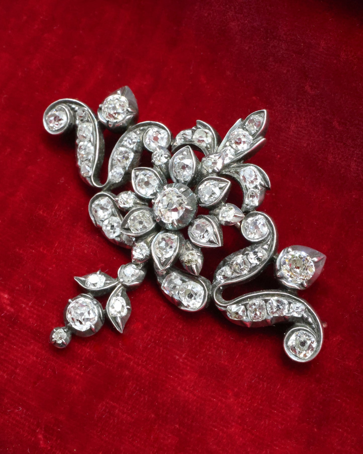 A very fine High Carat Yellow Gold, Silver Tipped, 4.50 Carat Old Mine Cut Diamond Brooch. English Circa 1830 - William IV