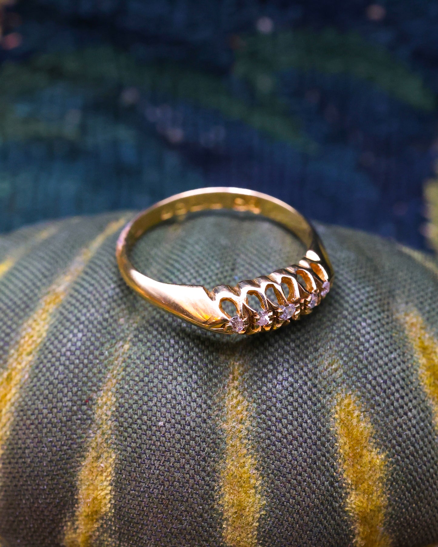 A very fine 18 Carat Yellow Gold (stamped), Five Stone Graduated, Old Cut Diamond Ring. English, Circa. 1920. - Robin Haydock Antique Jewellery