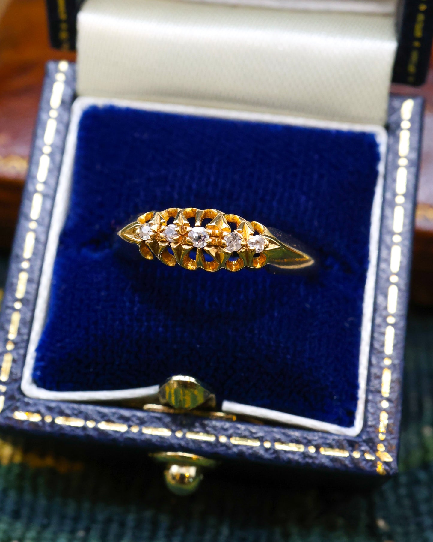 A very fine 18 Carat Yellow Gold (stamped), Five Stone Graduated, Old Cut Diamond Ring. English, Circa. 1920. - Robin Haydock Antique Jewellery