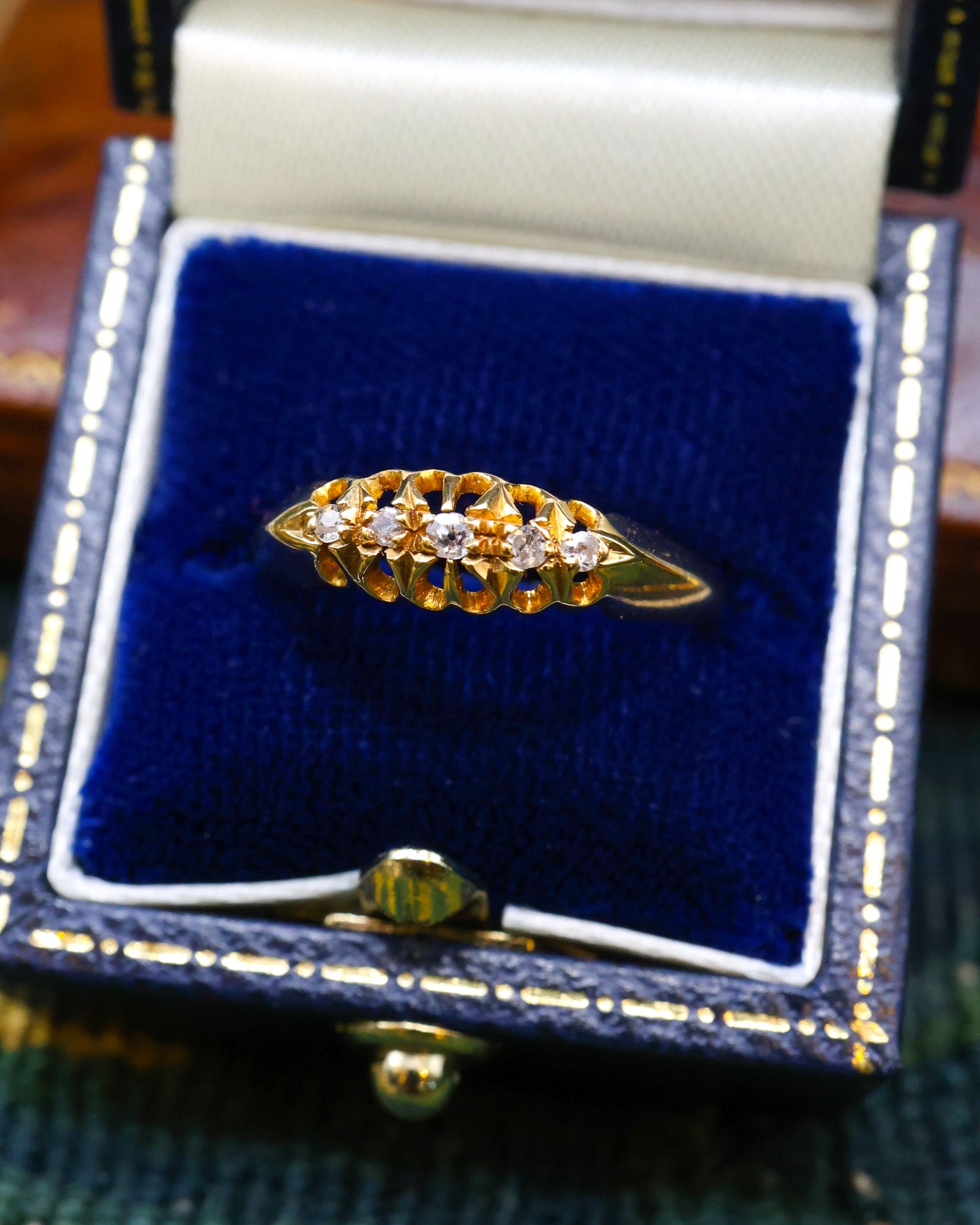 A very fine 18 Carat Yellow Gold (stamped), Five Stone Graduated, Old Cut Diamond Ring. English, Circa. 1920. - Robin Haydock Antique Jewellery