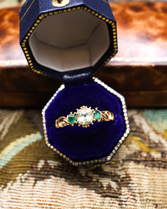 A very fine 15 ct. Yellow Gold (tested), Late Georgian / Early Victorian, Chrysoberyl and Emerald (2), carved ring. English Circa 1830. - Robin Haydock Antiques