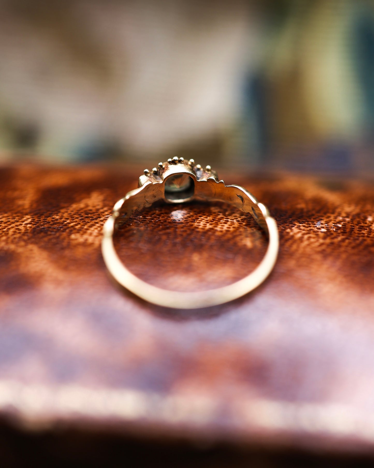 A very fine 15 ct. Yellow Gold (tested), Late Georgian / Early Victorian, Chrysoberyl and Emerald (2), carved ring. English Circa 1830.