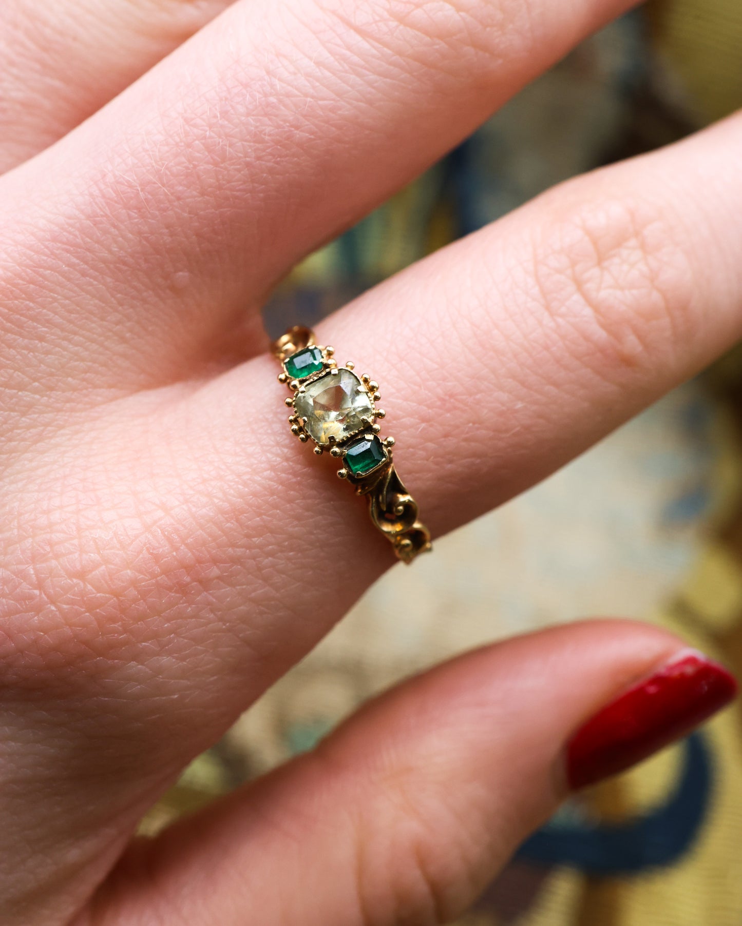 A very fine 15 ct. Yellow Gold (tested), Late Georgian / Early Victorian, Chrysoberyl and Emerald (2), carved ring. English Circa 1830.