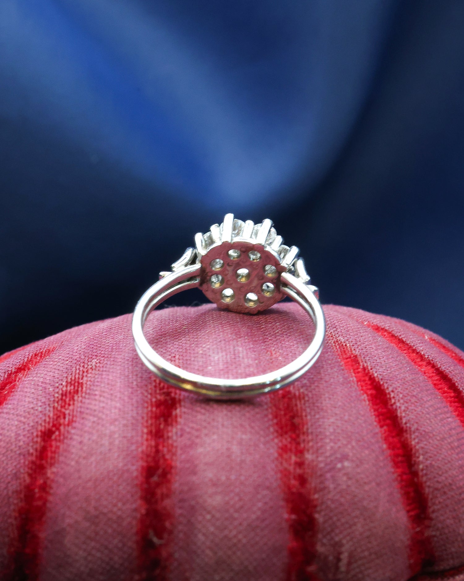 A very fine Platinum (950), & Palladium Cluster Ring, raised claw set with 1.20 Carats of G - H Colour, SI1 Clarity Diamonds. Mid - Late 20th Century. - Robin Haydock Antique Jewellery