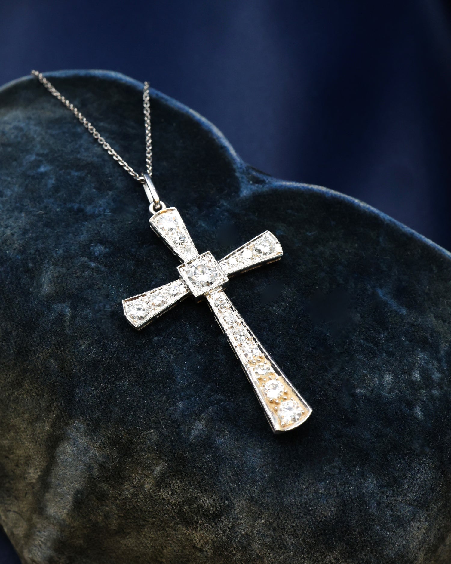 A very fine 18ct White Gold (Tested), 1,20 Carat (approximately), Diamond Cross, with an articulated bail and later 18ct White Gold Chain. - Robin Haydock Antique Jewellery
