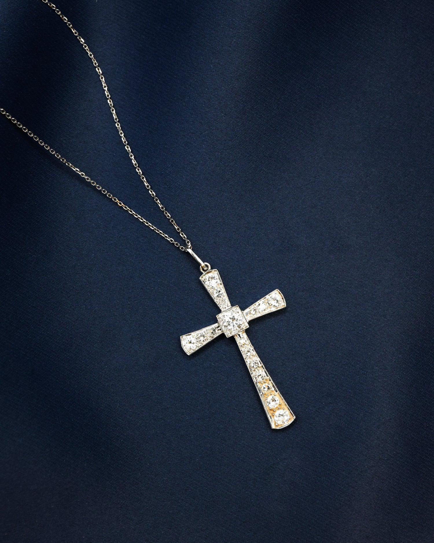 A very fine 18ct White Gold (Tested), 1,20 Carat (approximately), Diamond Cross, with an articulated bail and later 18ct White Gold Chain. - Robin Haydock Antique Jewellery