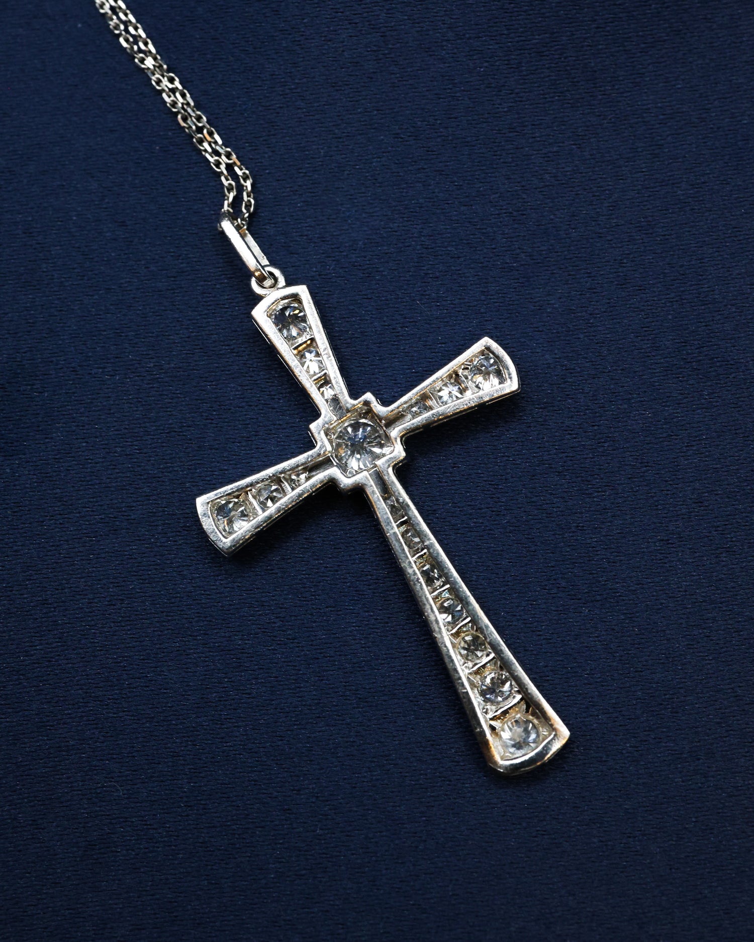 A very fine 18ct White Gold (Tested), 1,20 Carat (approximately), Diamond Cross, with an articulated bail and later 18ct White Gold Chain. - Robin Haydock Antique Jewellery