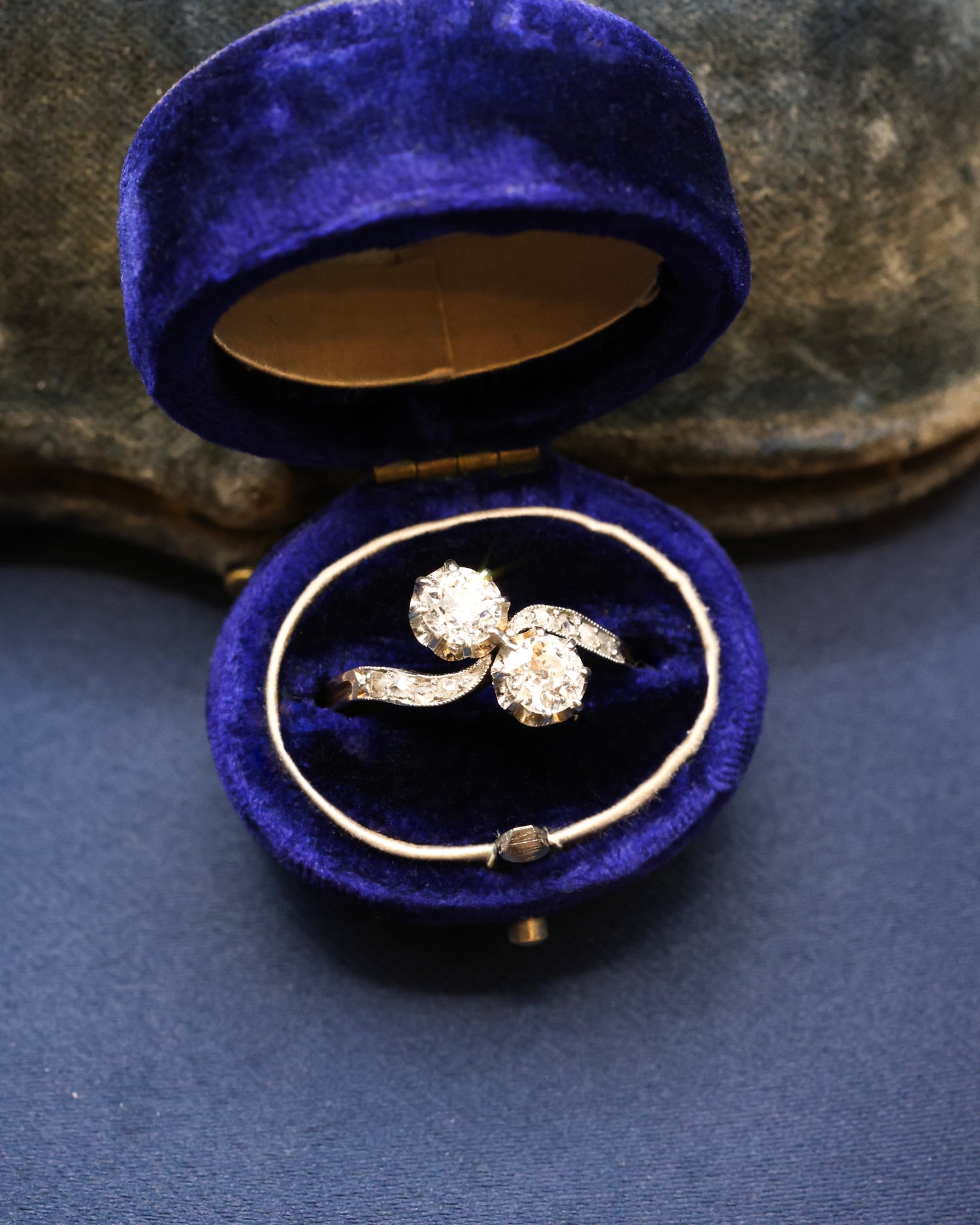 A very fine "Moi et Toi" Two Stone Diamond Twist Ring. in 18ct Yellow Gold and Platinum. French Marks. Circa 1910-1920 - Robin Haydock Antique Jewellery