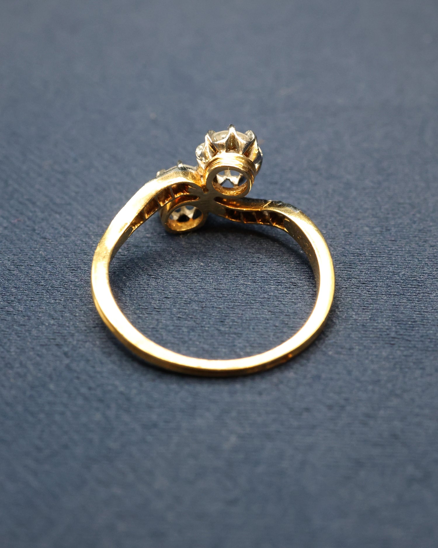 A very fine "Moi et Toi" Two Stone Diamond Twist Ring. in 18ct Yellow Gold and Platinum. French Marks. Circa 1910-1920 - Robin Haydock Antique Jewellery