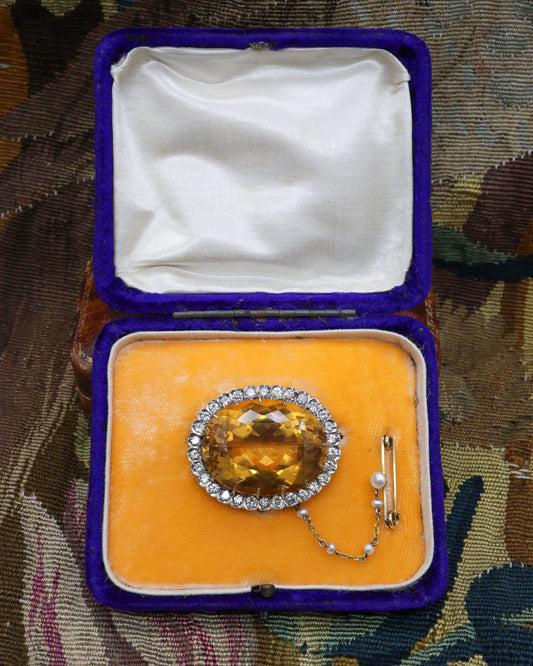 A very fine 15 ct Yellow Gold, Silver tipped (Tested), 44 Carat, Oval Natural Citrine and 1,20 Carat Round Brilliant Cut, Diamond Brooch. Circa 1920.