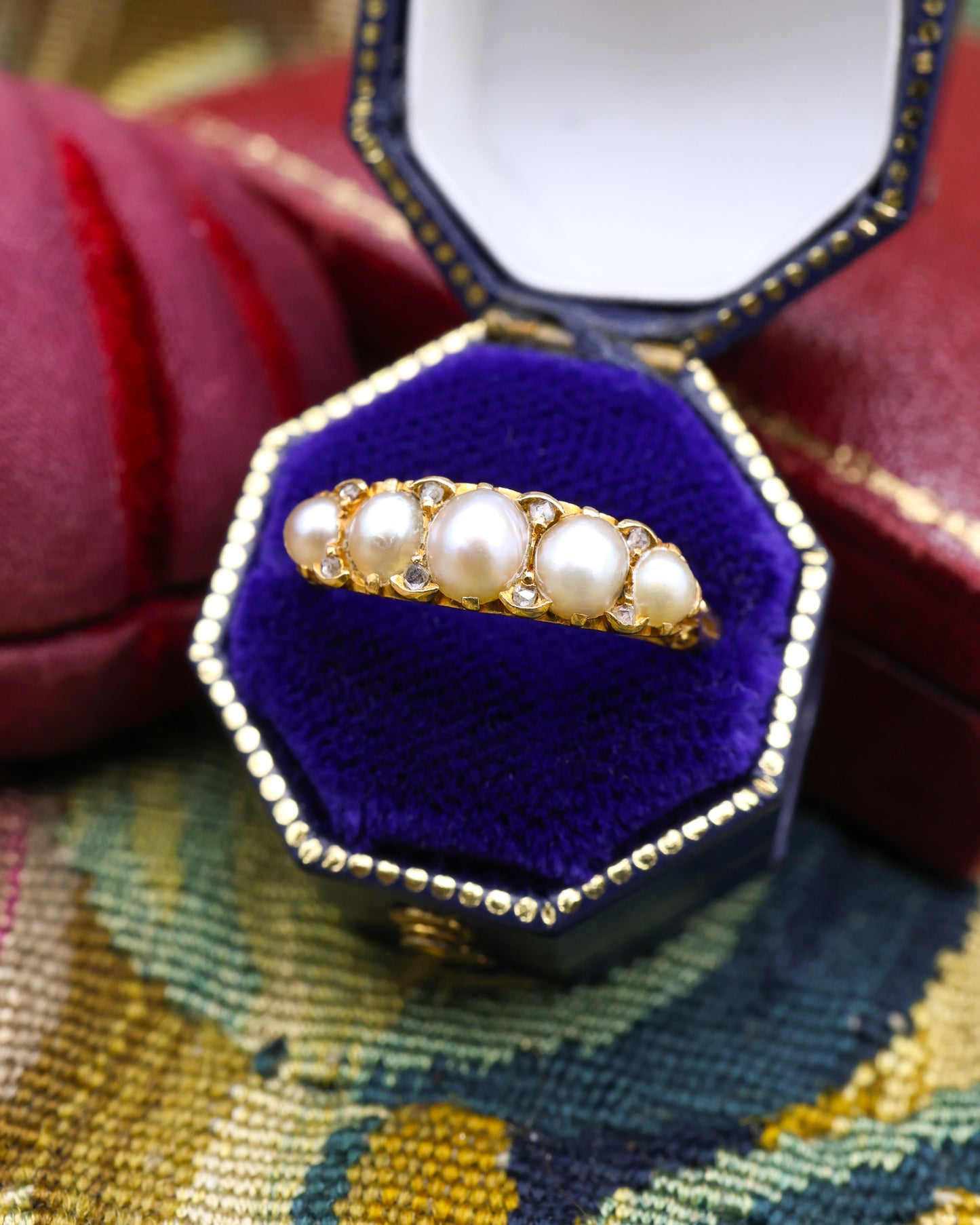 A very fine 18 ct Yellow Gold Natural (5) Pearl & Diamond Ring. Hallmarks for Birmingham. Circa 1900