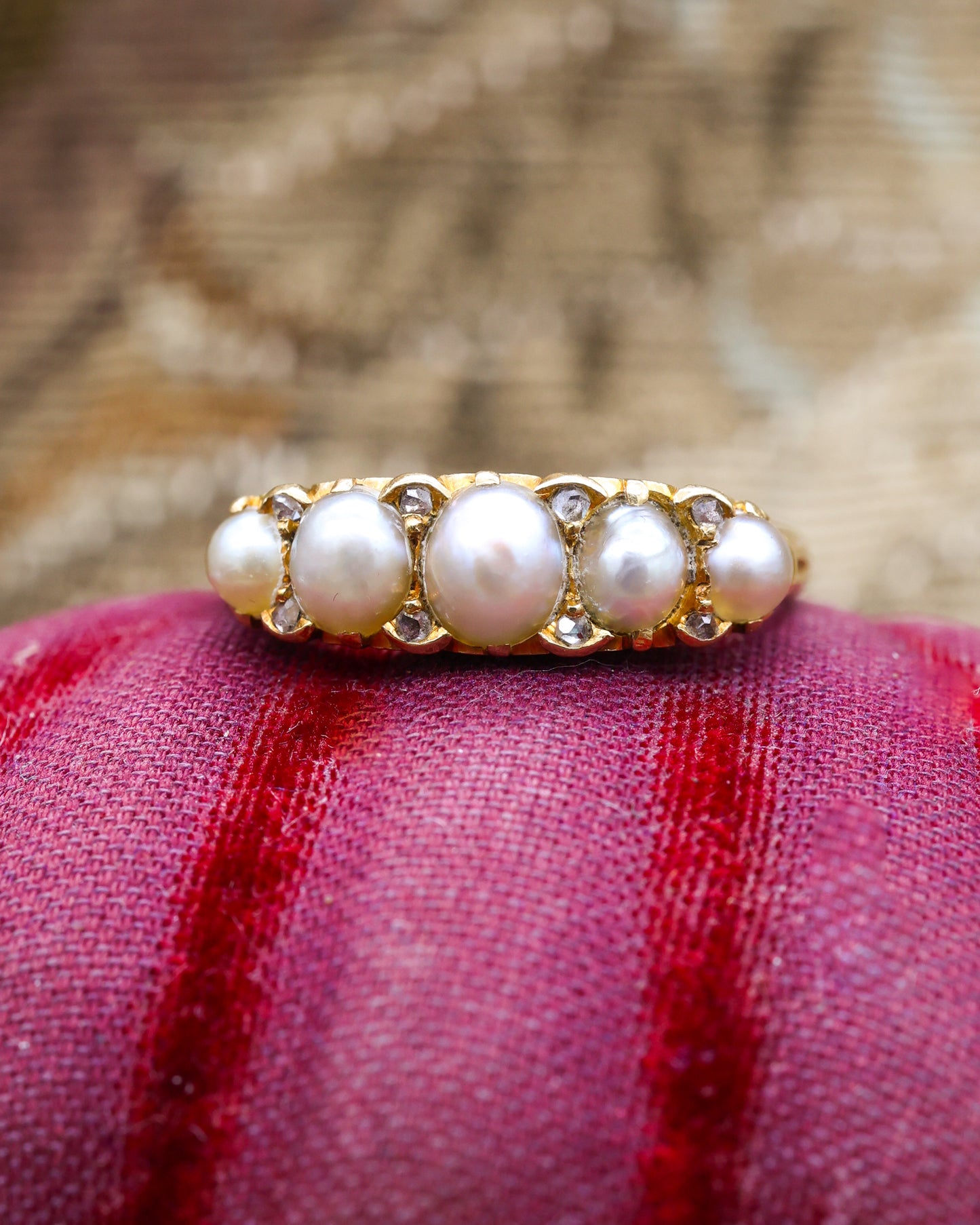 A very fine 18 ct Yellow Gold Natural (5) Pearl & Diamond Ring. Hallmarks for Birmingham. Circa 1900