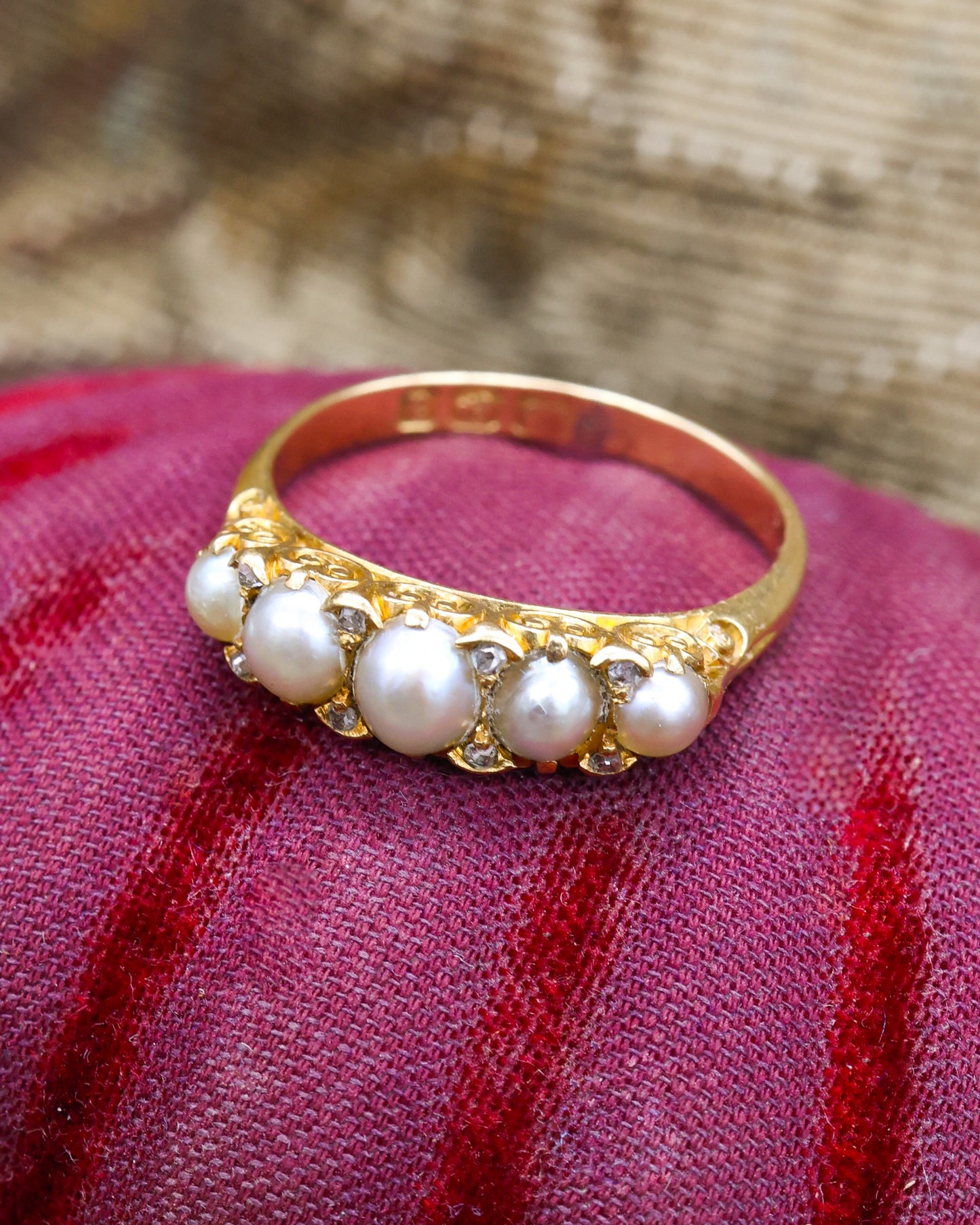A very fine 18 ct Yellow Gold Natural (5) Pearl & Diamond Ring. Hallmarks for Birmingham. Circa 1900