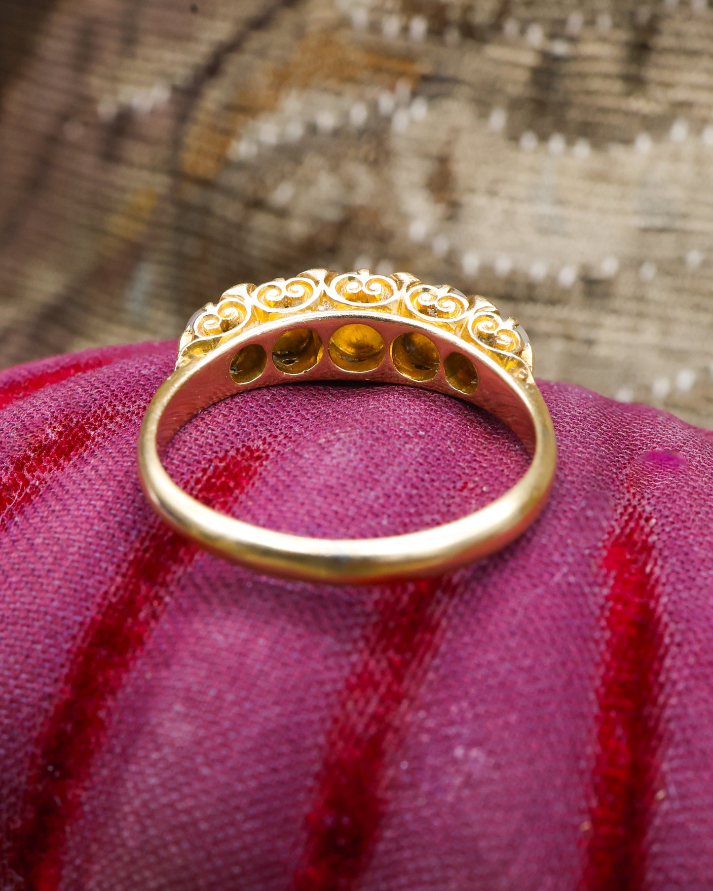 A very fine 18 ct Yellow Gold Natural (5) Pearl & Diamond Ring. Hallmarks for Birmingham. Circa 1900