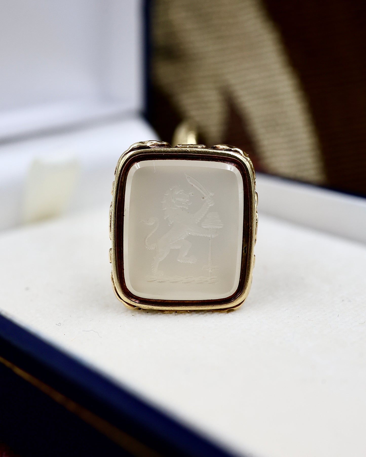 A very fine 15ct (tested) Yellow Gold "white" Chalcedony, Intaglio, Lyre Seal with Split Ring Fastener. C 1830