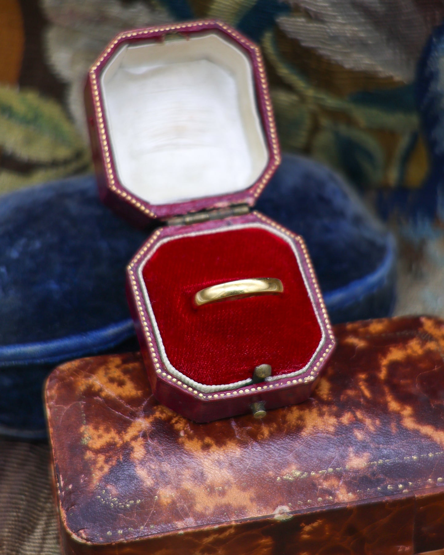 A very fine 22 ct, Yellow Gold  Wedding Ring, weighing 2.3 gr and currently sized to N 1/2, Hallmarked Chester England  1933. - Robin Haydock Antique Jewellery
