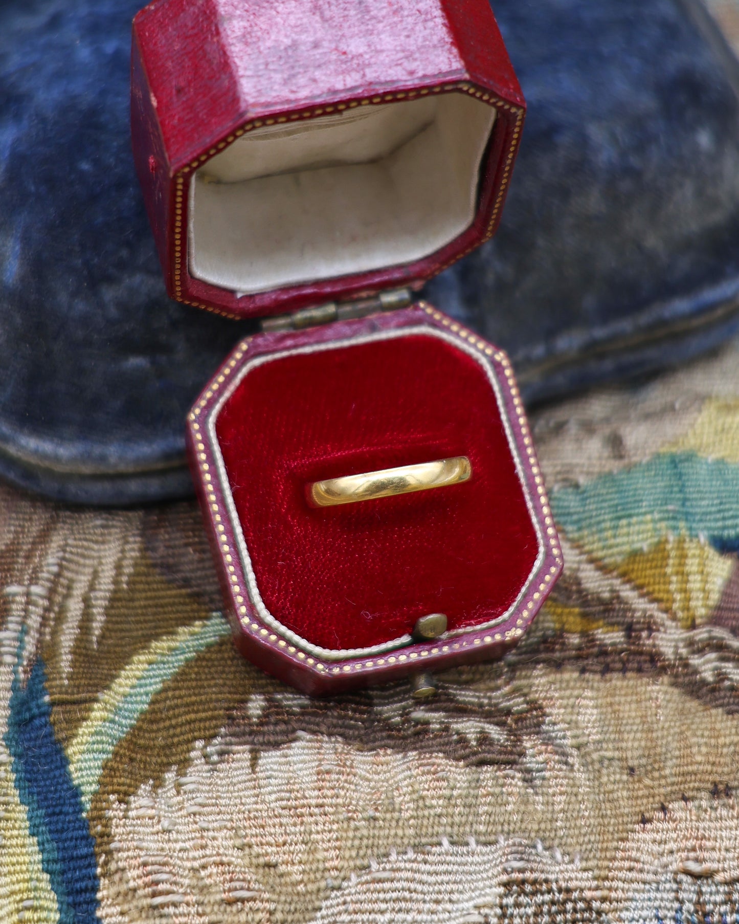 A very fine 22 ct, Yellow Gold  Wedding Ring, weighing 2.3 gr and currently sized to N 1/2, Hallmarked Chester England  1933. - Robin Haydock Antique Jewellery