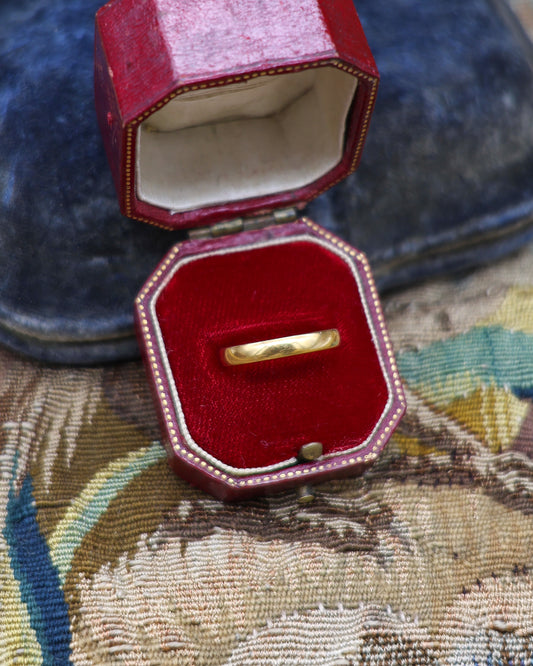 A very fine 22 ct, Yellow Gold  Wedding Ring, weighing 2.3 gr and currently sized to N 1/2, Hallmarked Chester England  1933. - Robin Haydock Antique Jewellery