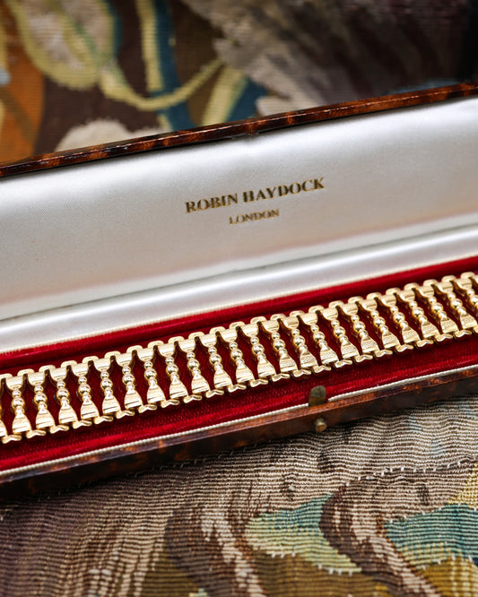A fine 18 ct Yellow Gold Bracelet (tested), in a linked Gothic balustrade design, with French marks (Star), and a makers mark: LP. Circa 1890. - Robin Haydock Antique Jewellery