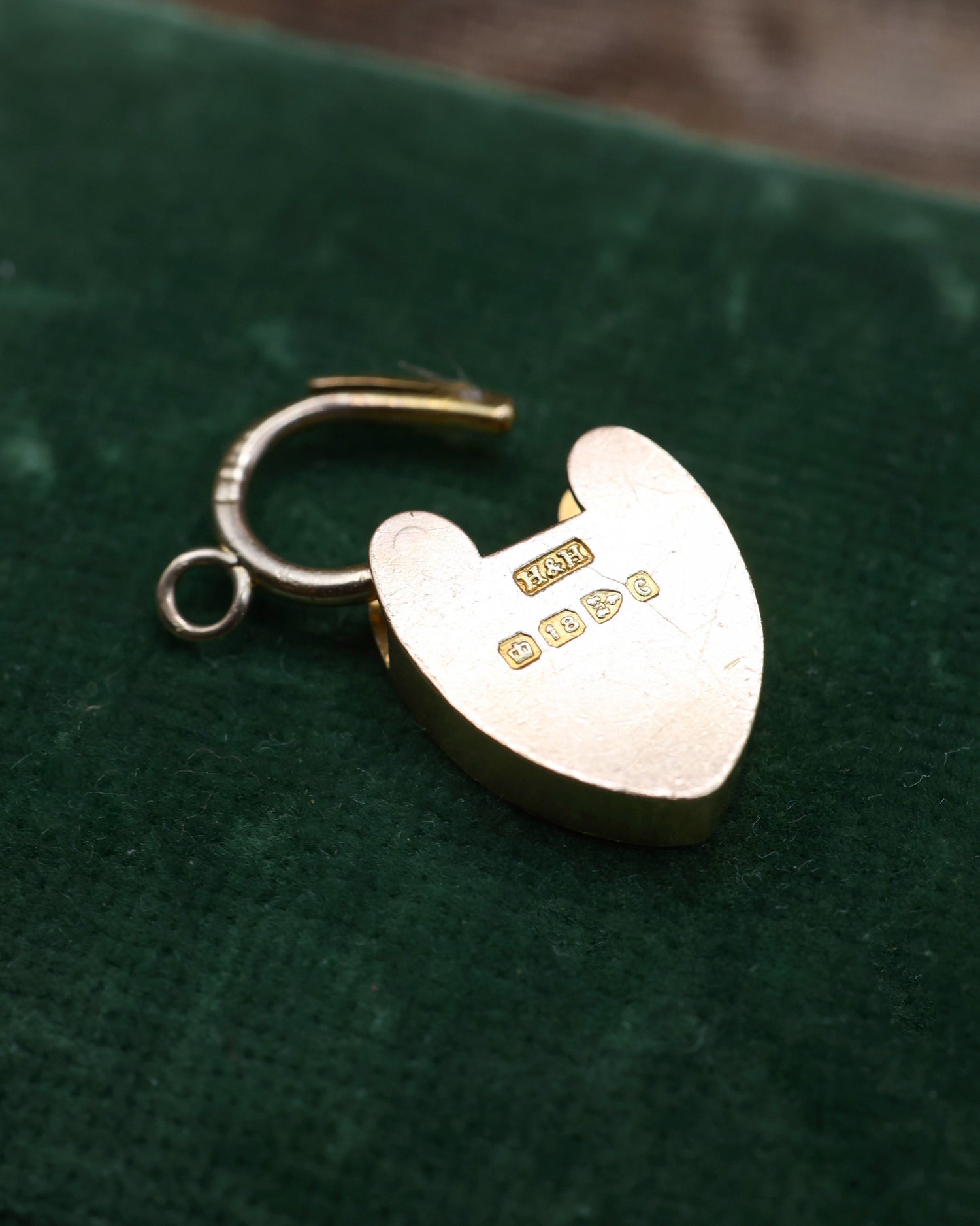 A fine 18ct Yellow Gold, Heart Shaped Padlock. Chester Makers Mark H&H,  Hallmark 1903 - Robin Haydock Antique Jewellery