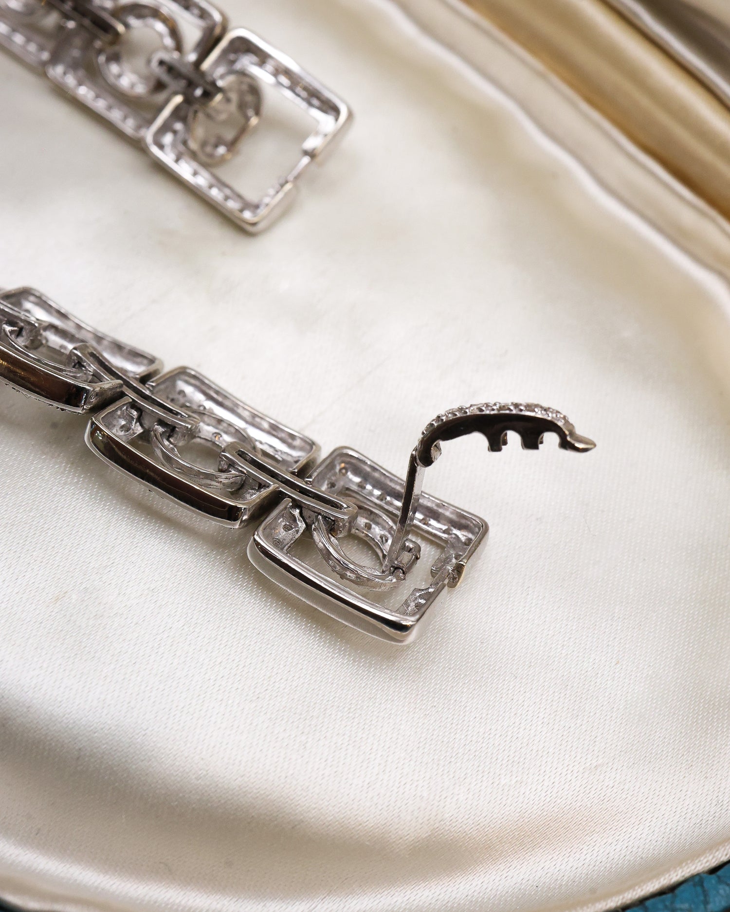 18ct White Gold (marked) 7+cts Art Deco Style Diamond Bracelet, Preowned - Robin Haydock Antique Jewellery
