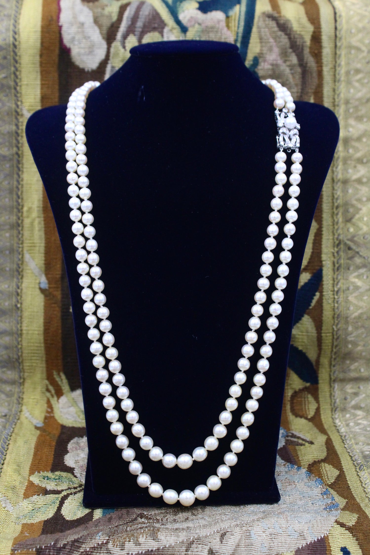A very fine Platinum (tested) Graduated Cultured Pearl Necklace with a Diamond Clasp - Robin Haydock Antiques