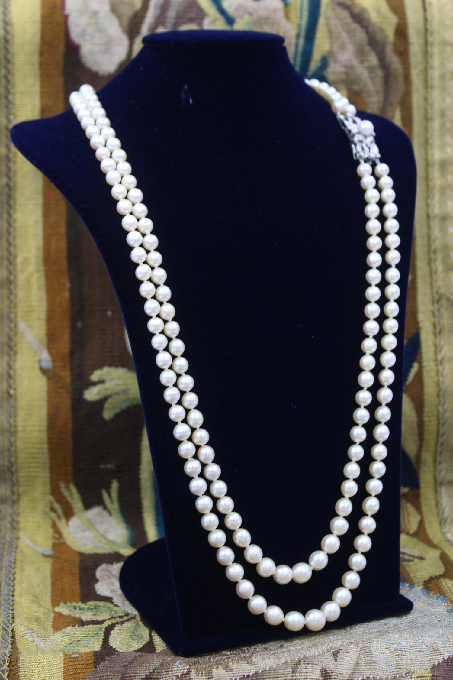 A very fine Platinum (tested) Graduated Cultured Pearl Necklace with a Diamond Clasp - Robin Haydock Antiques