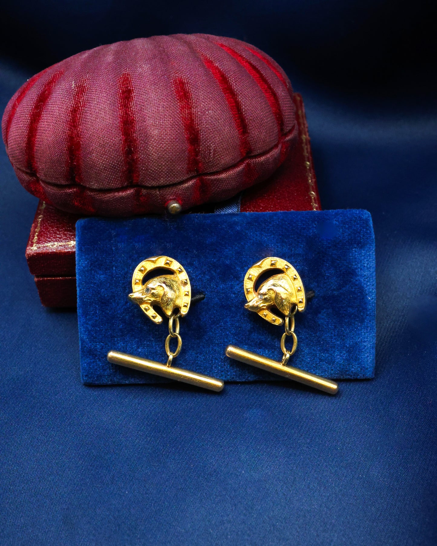 A fine pair of 18 Carat Yellow Gold (tested) Dog & Horseshoe Cufflinks.  Circa 1910-1920 - Robin Haydock Antique Jewellery