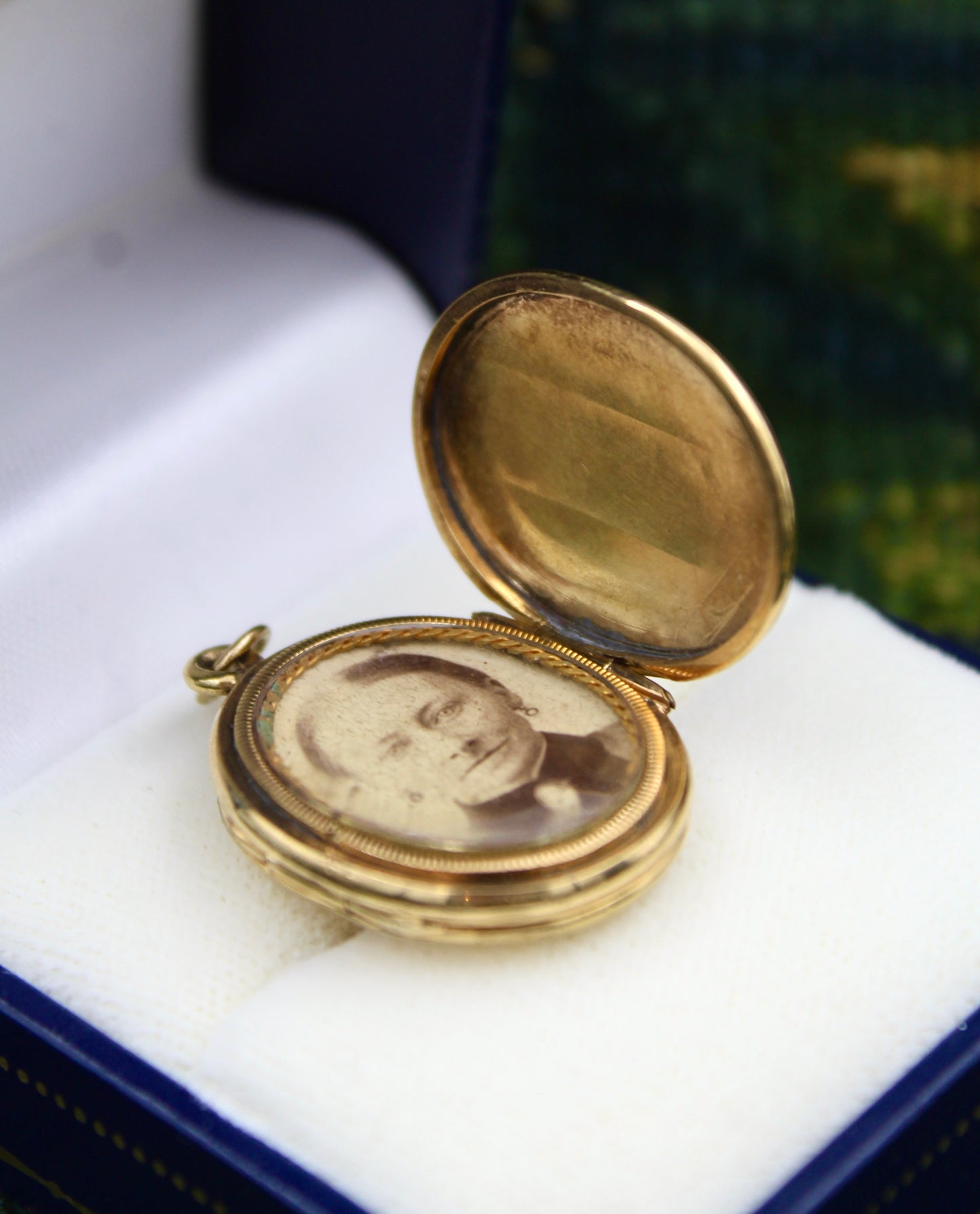 A very fine 9 carat Yellow Gold Double Locket. English Circa 1880 - Robin Haydock Antiques